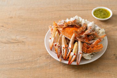 Baharatlı deniz ürünleri soslu haşlanmış mavi yengeç. Deniz ürünleri tarzı.