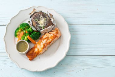 Fırında patates ve sebzeli ızgara somon bifteği.