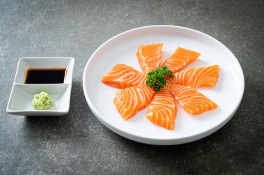 Taze Somon Çiğ Sashimi - Japon yemek tarzı