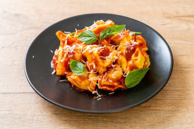 Domates soslu İtalyan tortellini makarnası - İtalyan yemeği tarzı.