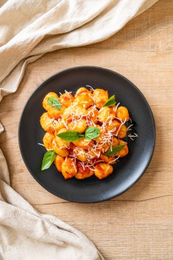 Peynirli domates soslu gnocchi - İtalyan yemeği tarzı.