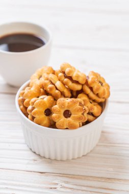 Hindistan cevizli bisküvi ve ananas reçeli.