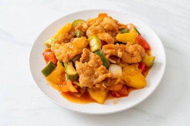 Kızarmış tatlı ve ekşi sosla domuz ve sebzeyi karıştır.