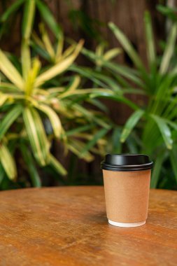 Tahta masada fotokopi alanı olan sıcak kahve fincanı.