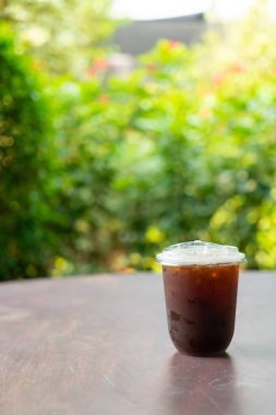 Buzlu sade kahve ya da paket bardakta Americano kahvesi.