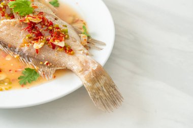 Limonlu ve biberli balık buğulama. Asya usulü.