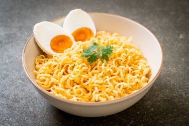 Hazır erişte kasesi ve tuzlu yumurta.