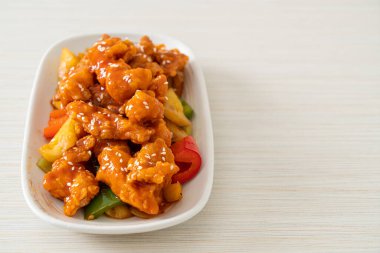 Kore usulü tatlı ve ekşi soslu kızarmış tavuk.