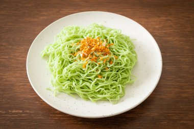 Sarımsaklı yeşil erişte.