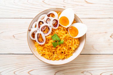 Mürekkep balığı ya da ahtapot kaseli tuzlu erişte.