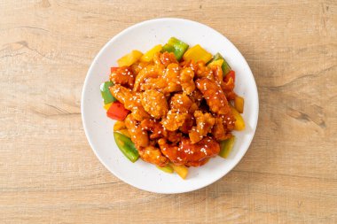 Kore usulü tatlı ve ekşi soslu kızarmış tavuk.