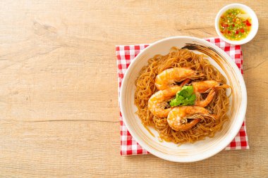 Güveçte veya fırında karides ve cam erişte veya vermicelli karides.