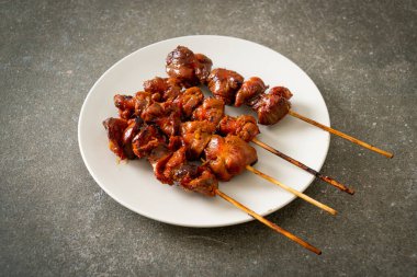 Izakaya usulü ızgara tavuk şiş yakitori servis edilir. Asya usulü.