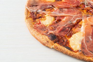 İtalyan usulü jambonlu ya da jambonlu pizza.