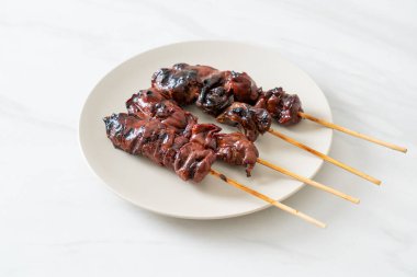 Izakaya usulü ızgara tavuk ciğeri şiş yakitori. Asya usulü.