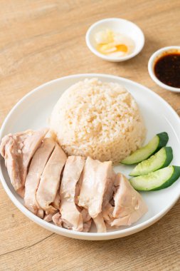 Tavuklu pilav ya da tavuk çorbası ile buğulanmış pirinç - Asya yemeği tarzı.