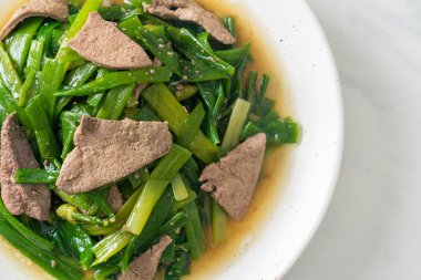 Domuz ciğeri ile karıştırılmış soğan kökü - Asya usulü.