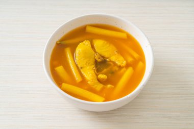 Nilüfer saplı ve balıklı ekşi çorba - Tayland güneyin geleneksel yemek tarzı