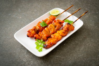 Baharatlı ve otlu ızgara tavuk şişi.