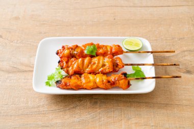 Baharatlı ve otlu ızgara tavuk şişi.