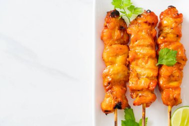 Baharatlı ve otlu ızgara tavuk şişi.