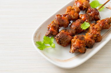 Izgara tavuk şişi. Tabakta baharat ve şifalı otlar var.