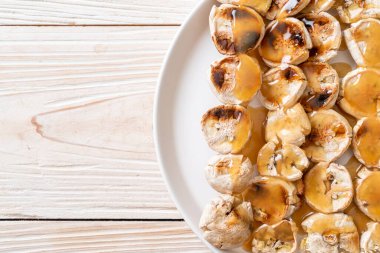 Izgarada dilimlenmiş muz ve karamel sosu.