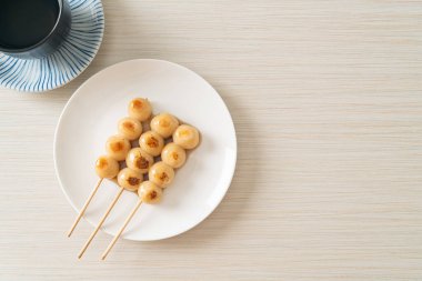 Mitarashi dango. Japon usulü soya soslu hamur tatlısı.