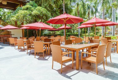 Boş teras masası ve şemsiyeli sandalye.