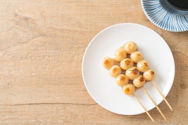 Mitarashi dango. Japon usulü soya soslu hamur tatlısı.