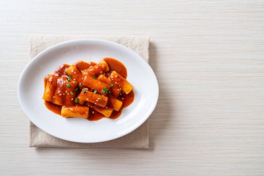 Baharatlı soslu Kore pirinç keki çubuğu (Tteokbokki) - Kore yemeği tarzı