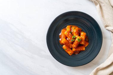 Baharatlı soslu Kore pirinç keki çubuğu (Tteokbokki) - Kore yemeği tarzı