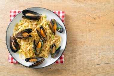 Linguine spagetti makarna vongole beyaz şarap sosu İtalyan deniz ürünleri makarna ve midye
