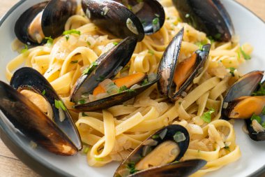 Linguine spagetti makarna vongole beyaz şarap sosu İtalyan deniz ürünleri makarna ve midye