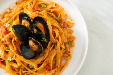 Midyeli, midyeli ve domates soslu spagetti, İtalyan yemeği tarzı.