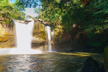 Tayland 'daki Khao Yai Ulusal Parkı' nda Güzel Saç Suwat Şelalesi