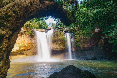 Tayland 'daki Khao Yai Ulusal Parkı' nda Güzel Saç Suwat Şelalesi