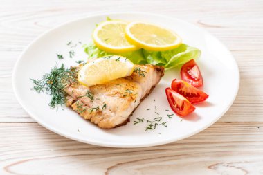 Izgara balık bifteği.