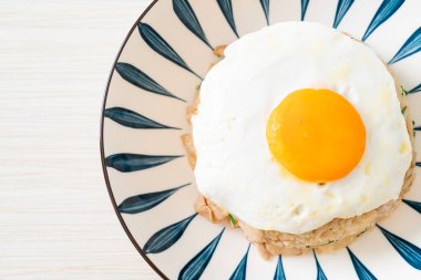 Japon usulü kızarmış pilav ve kızarmış yumurta. Asya usulü.