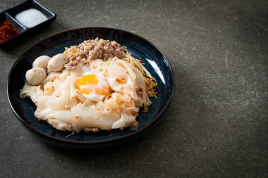 Kurutulmuş baharatlı erişte, kıymalı domuz eti, köfte ve yumurta Asya usulü.