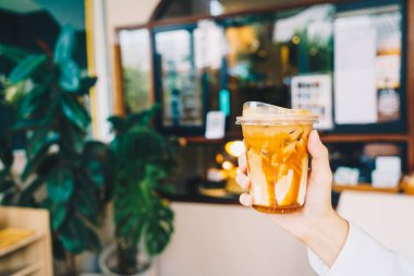 Karamelli macchiato ile el ele tutuşup kahve içeriz.