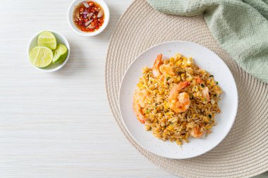 Tayland usulü ev yapımı kızarmış karides. Asya usulü.