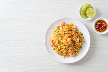 Tayland usulü ev yapımı kızarmış karides. Asya usulü.