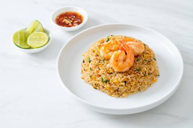 Tayland usulü ev yapımı kızarmış karides. Asya usulü.