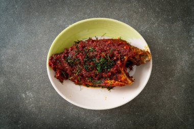 Acı biberli kızarmış balık.