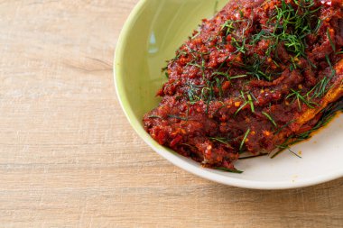 Acı biberli kızarmış balık.