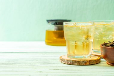 Ahşap arka planda buzlu yasemin çayı