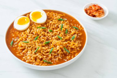 Ramyeon ya da yumurtalı Kore eriştesi Kore yemeği tarzı.
