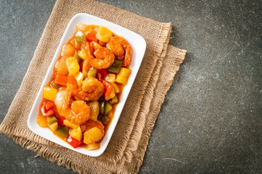 Kızarmış tatlı ve ekşi, tabakta karides, Asya usulü.