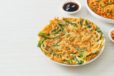 Pajeon veya Kore gözlemesi veya Kore pizzası - Asya yemeği tarzı